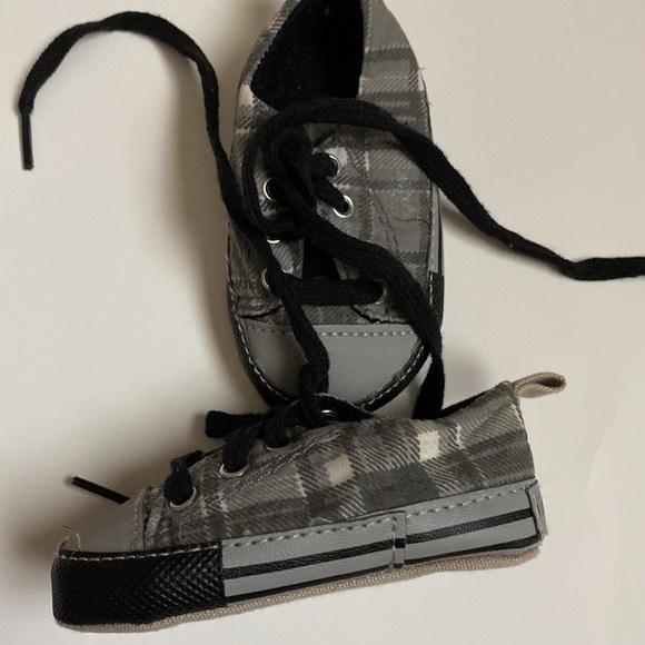 Boys, newborn, gray and black shoes with ties brand is vitamin baby - Picture 2 of 5
